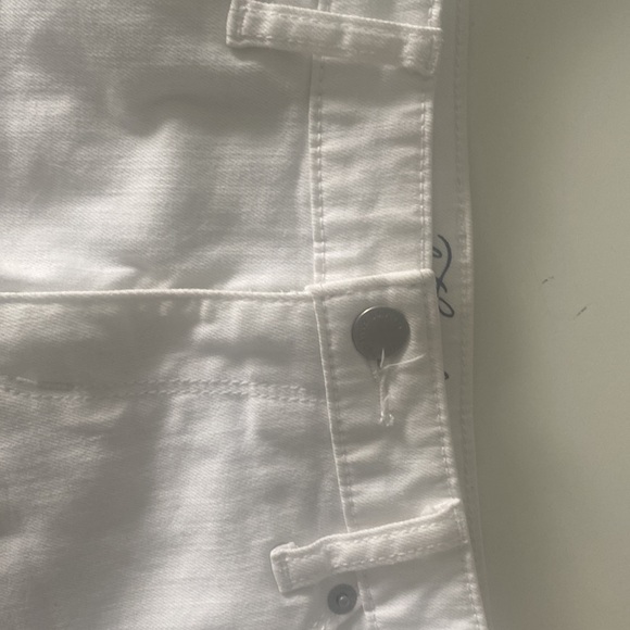 White Universal Thread jean shorts. - Picture 2 of 6